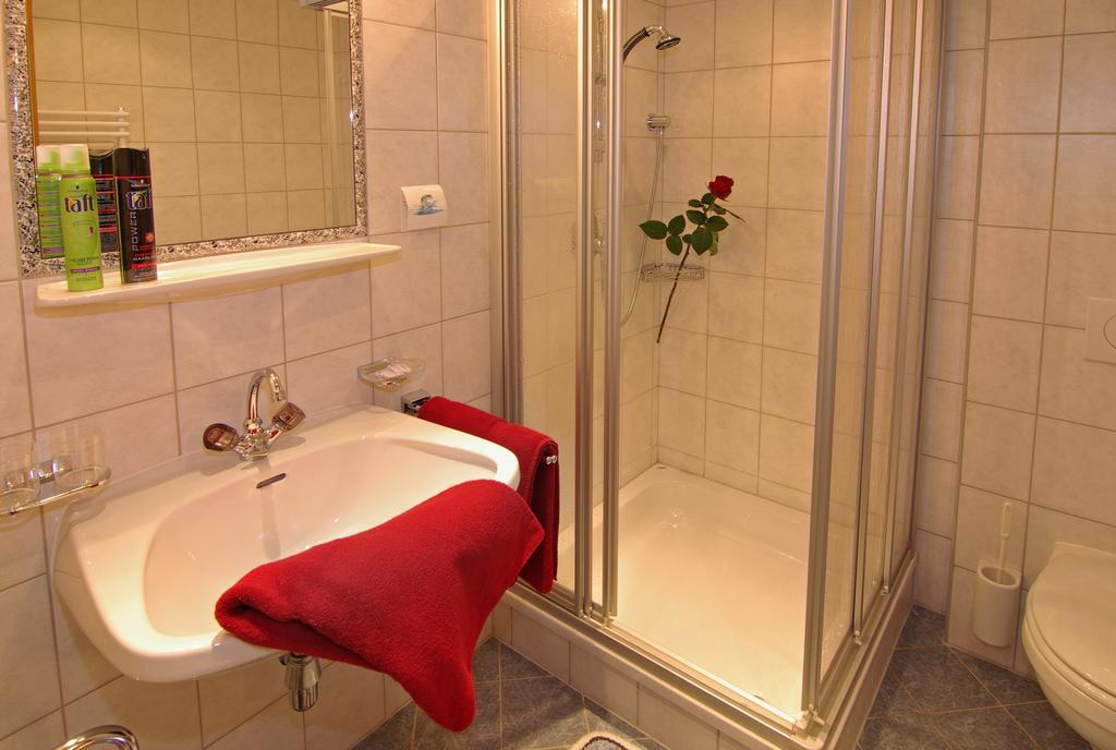 Hotel Garni Romantik Fügen Rum bild